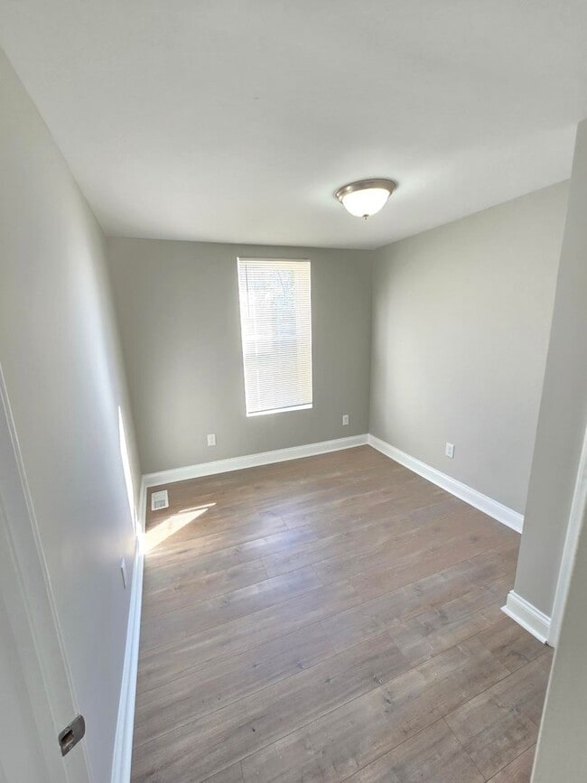 Building Photo - Beautiful 3 Bedroom 1 Bathroom East Baltimore Town Home