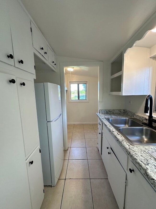 Building Photo - Charming One Bedroom in the Heart of Red Bluff! Pet Friendly!