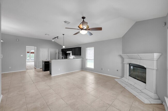 Building Photo - Cozy and quiet 4 bed 2 bath