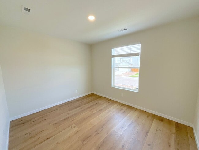 Building Photo - 3 Bedroom Home Available Near N Powers Blvd & Dublin Blvd!