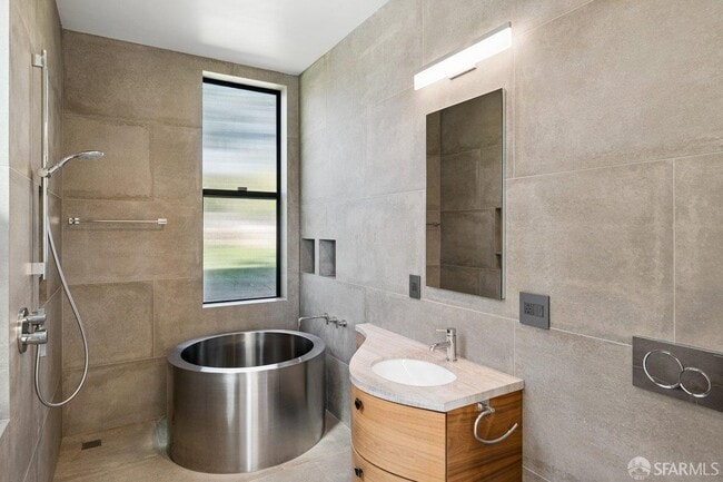 Building Photo - 1435 Lakeview Dr