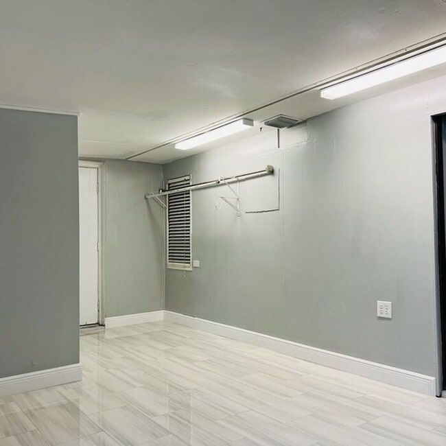 Building Photo - UCF Duplex