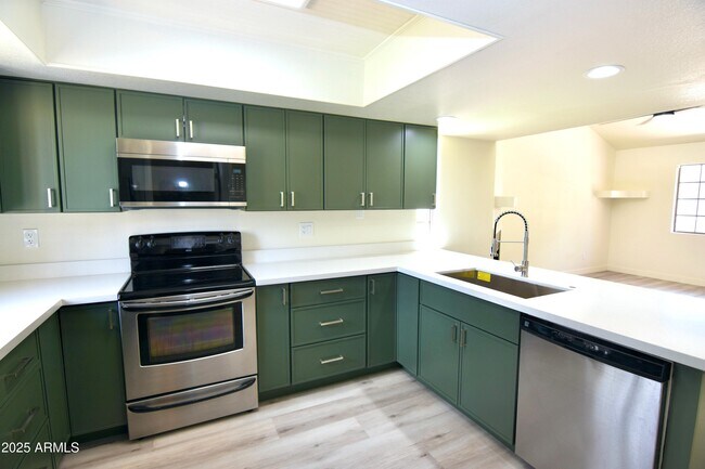 Primary Photo - 2020 W Union Hills Dr