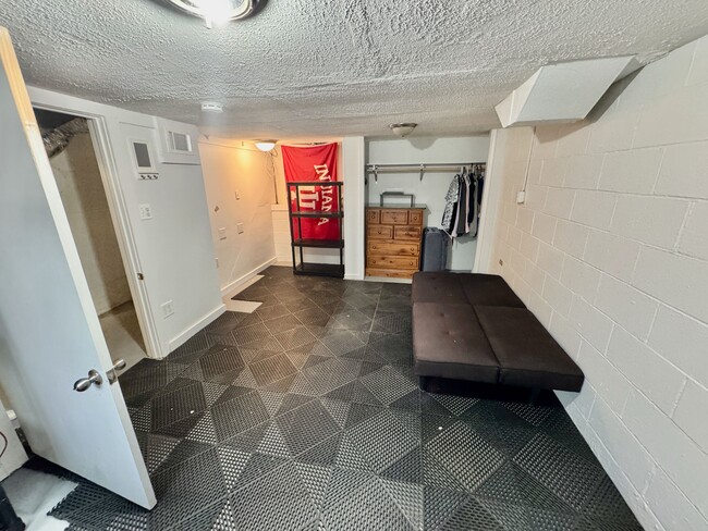 Building Photo - 1105 N Woodburn Ave