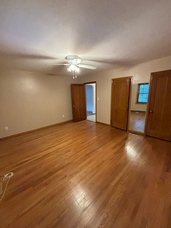Building Photo - 619 White Oak Dr