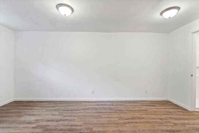 Building Photo - 1709 Golf Club Rd