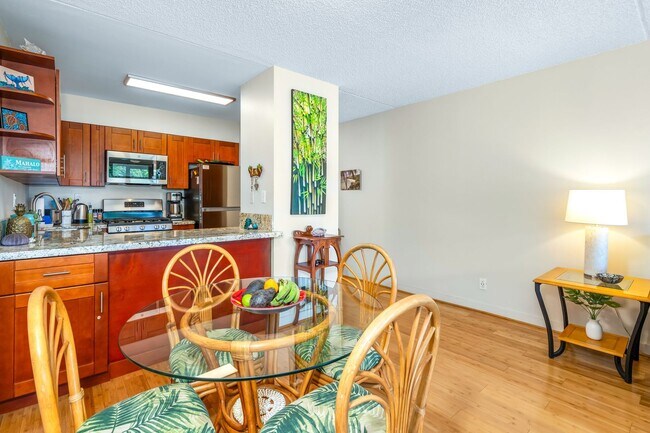 Building Photo - 1/1 Updated Furnished Condo + Private Lanai