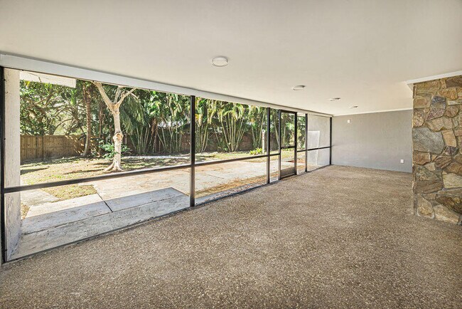 Building Photo - 300 Riomar Dr