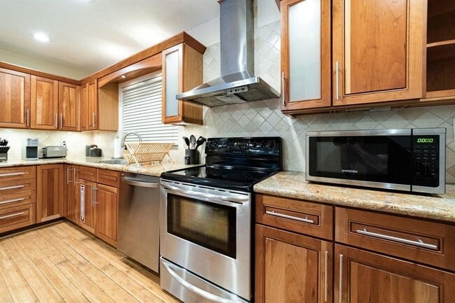 Building Photo - 2101 NE 15th St