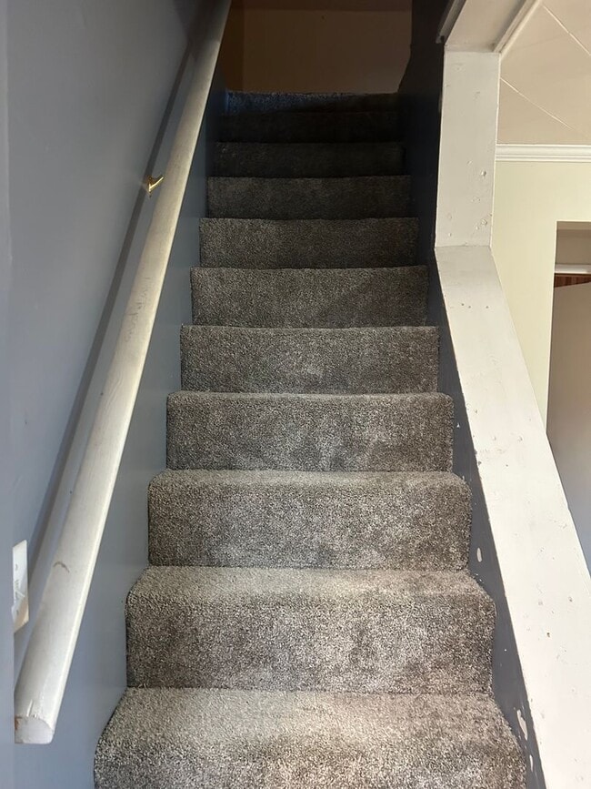 Building Photo - 30 W 7th St