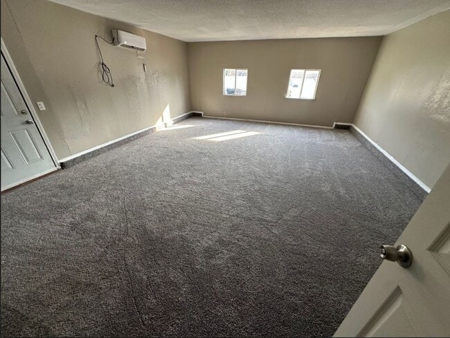 Building Photo - 4 Bed 2 Bath Available!