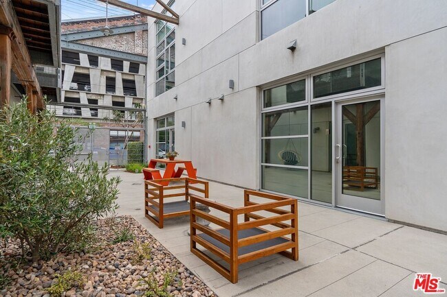 Building Photo - 527 Molino St