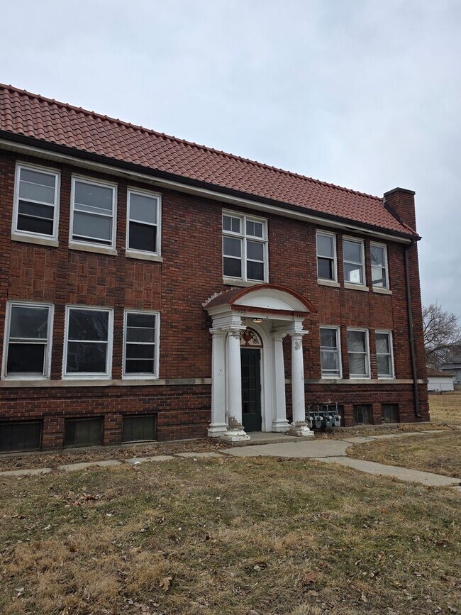 Building Photo - Huge 2-bedroom units