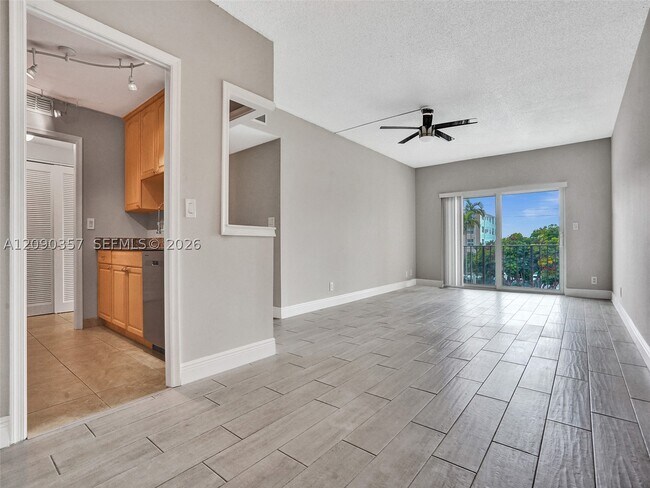 Building Photo - 400 N Riverside Dr