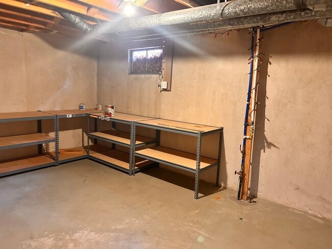 Building Photo - 4 Bedroom, 2 Bathroom in the Lower Rattles...