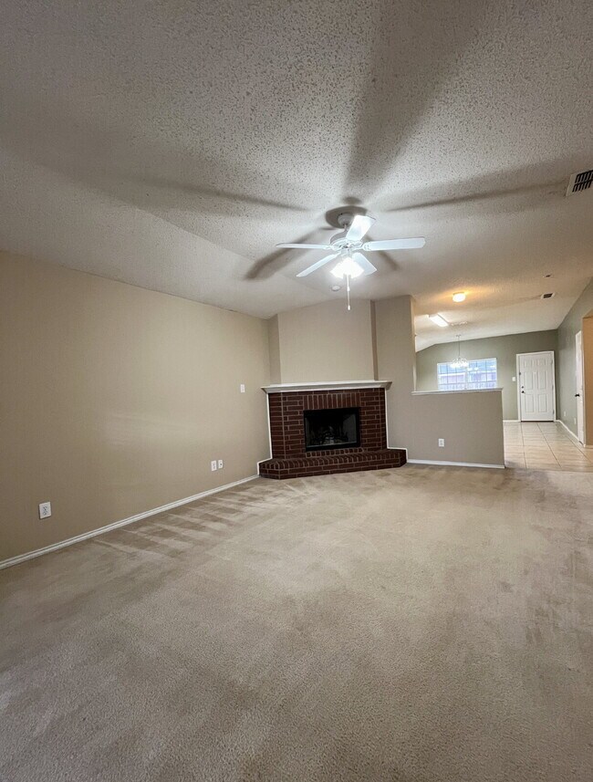 Building Photo - 3/2/2 on a Quiet Cul-De-Sac Street in the Frenship ISD