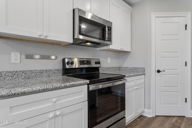 Building Photo - 3 Bed / 2 Bath Home – Modern Finishes & Convenient Location