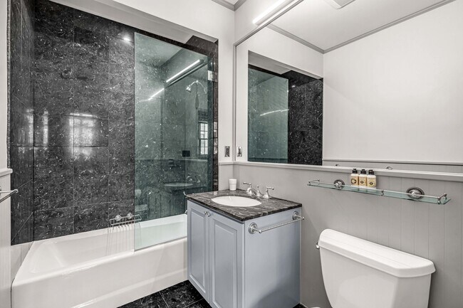 Building Photo - 19 E 92nd St