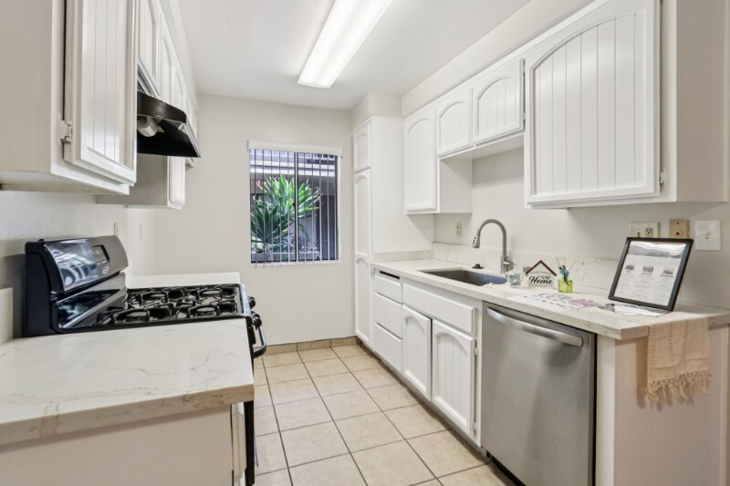 Primary Photo - 725 E Providencia Ave