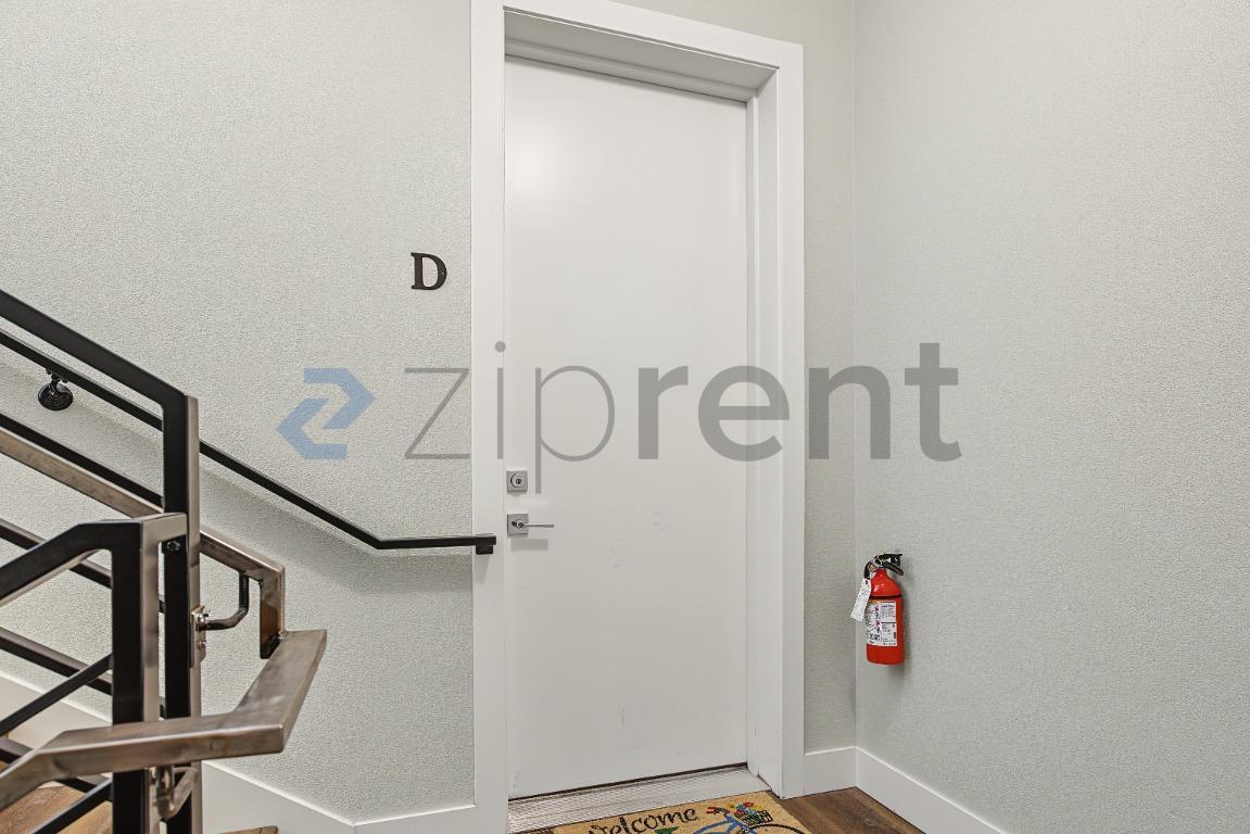 Building Photo - Unit D