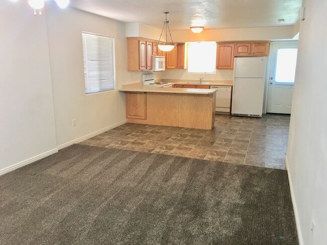 Building Photo - 3 Bedroom/ 2.5 Bath Townhome in Hawk Hollow