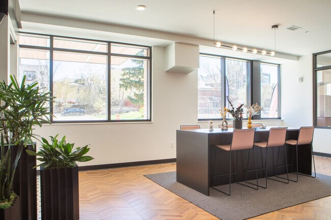 Building Photo - 1237 N Van Buren St