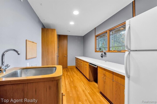 Building Photo - 5760 Snowshoe Cir