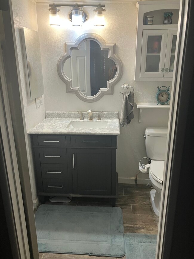 Building Photo - 1800 Club House Dr