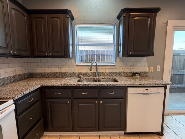 Building Photo - 3 bedroom 1.5 bath townhome - Bethany Schools