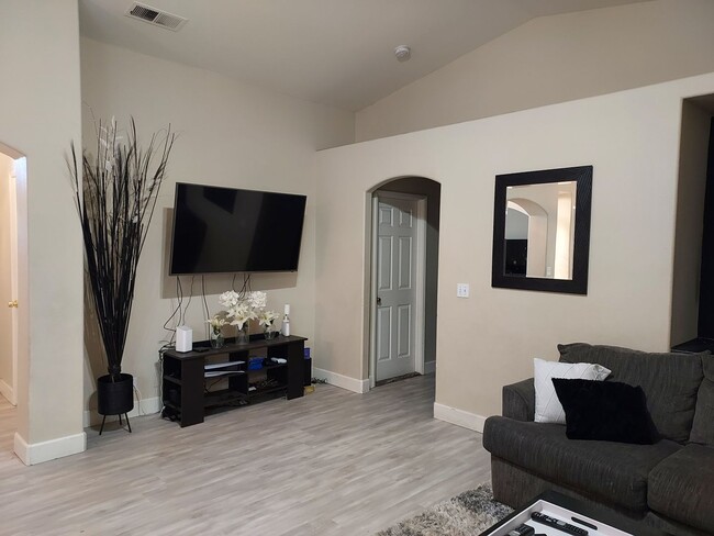 Building Photo - Four bedroom w/ Studio