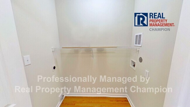 Building Photo - Immaculate Townhome near Monkey Junction