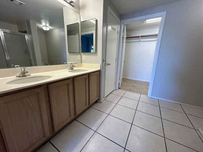 Building Photo - BEAUTIFULLY MAINTAINED 2 BEDROOM, 2 BATH C...