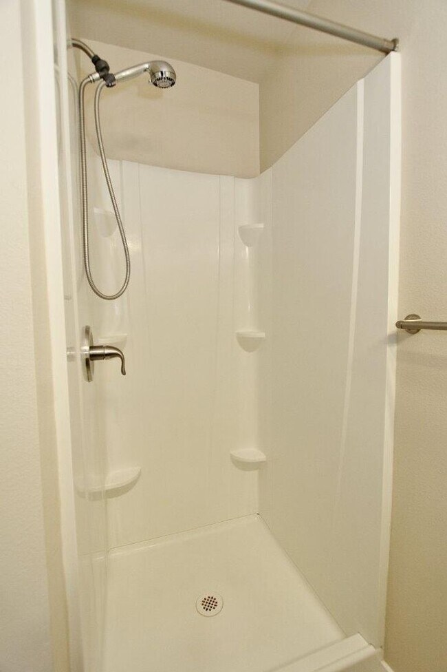 Building Photo - Immaculate Townhouse w/2 Car-Garage