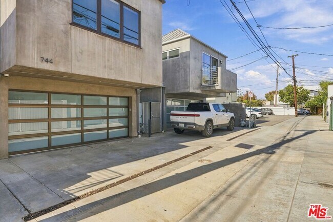 Building Photo - 744 Marine St