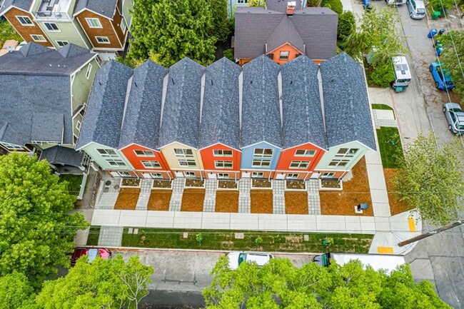 Building Photo - Madrona Townhouse