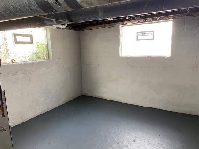 Building Photo - 271 Gift St.