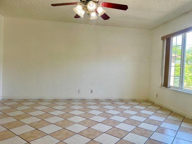 Building Photo - 1375 Mitchell Ln