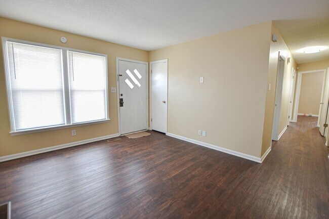 Building Photo - Pet Friendly Three Bedroom!