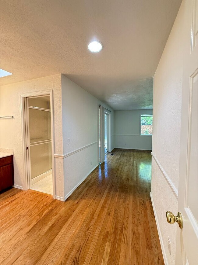 Building Photo - Immaculate 3 bedroom, 2 bath home in desirable Medford Neighborhood!