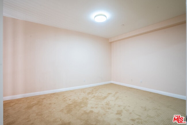 Building Photo - 616 S Wilton Pl