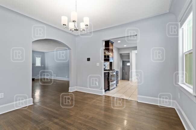 Building Photo - 414 W 29th Ave