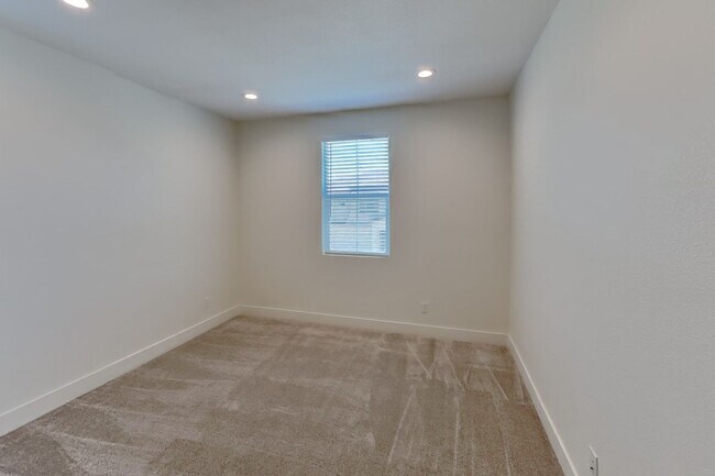Building Photo - Cordelia 2000+ Sq Ft. 3/2 Home Available Now