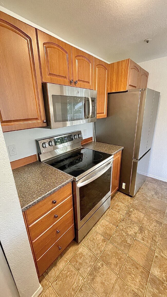 Building Photo - Serene Top-Floor Condo in Lake Forest Park...