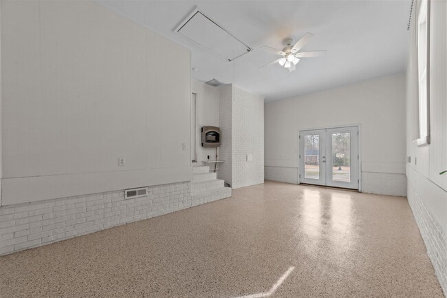 Building Photo - 340 Circle Dr