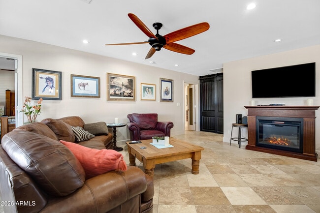Building Photo - 2032 E La Jolla Dr