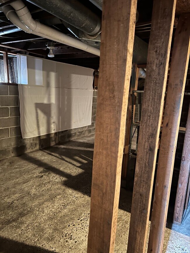 Building Photo - 4 Bed, 1 Bath, Large fenced yard, Shop, En...