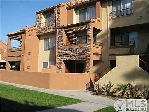 Building Photo - RB Luxury 2 Br Townhome 2 car spots Laundry $3190 TEXT 760-715-5861