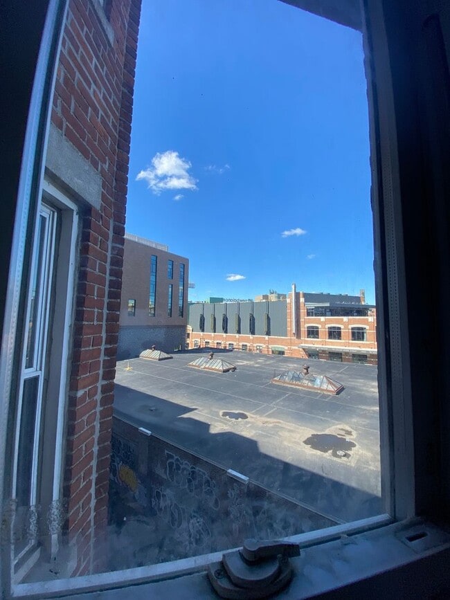 Building Photo - Avl NOW No Fee! Split-style 2BR near Kenmore, BU, Northeastern, Longwood!