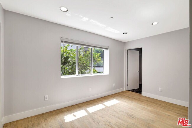 Building Photo - 6396 Weidlake Dr