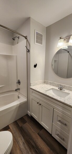 Full bath - 211 One Way St